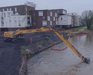 Services de travaux publics avec la location d'une pelle long bras de la société duquenoy travaux publics pour un chantier dans l'eau